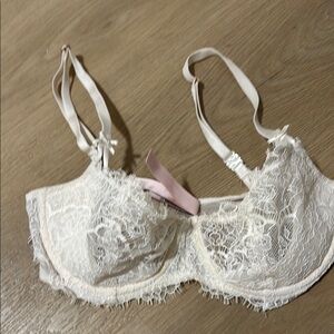 Victoria's Secret Cream Lace Underwire Bra